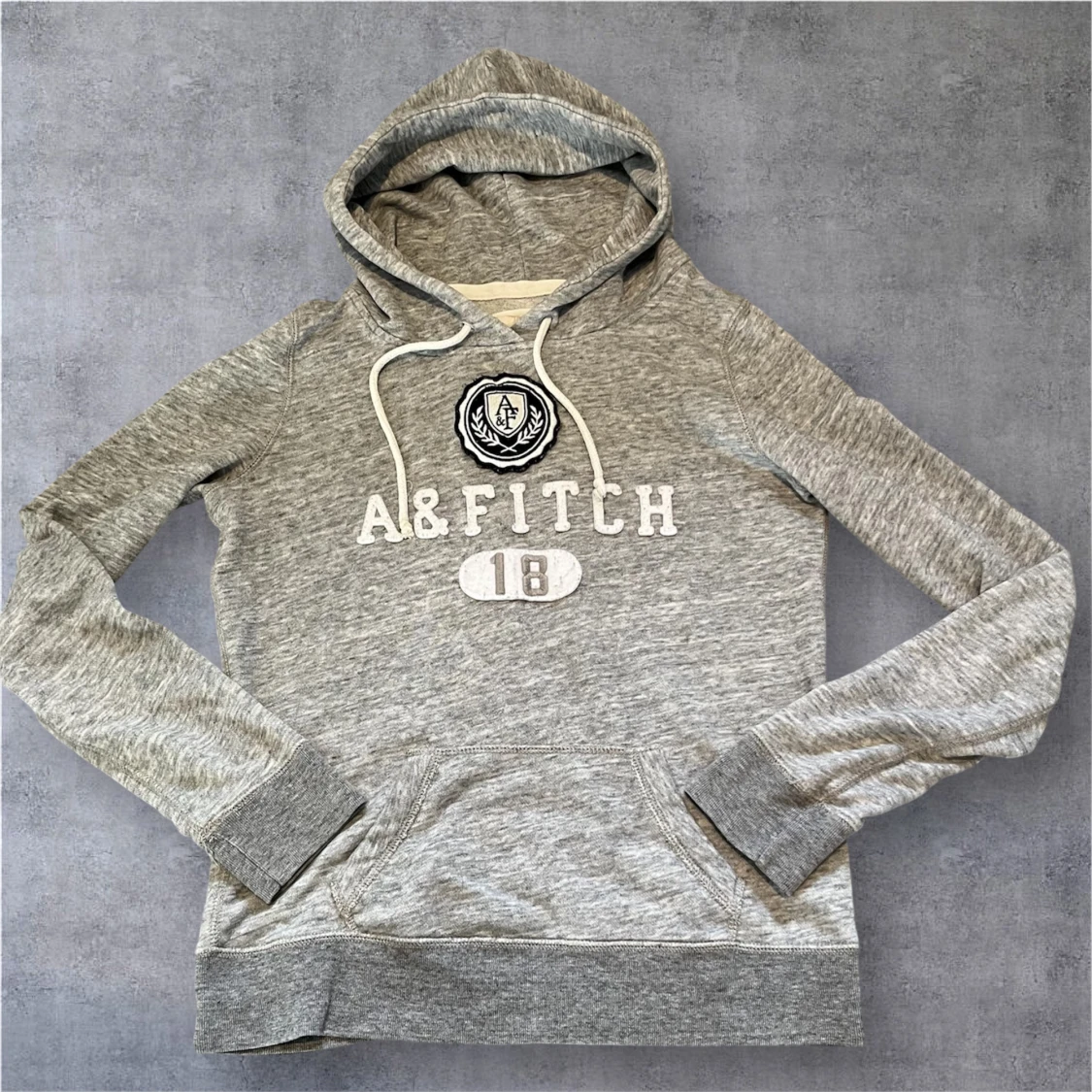 Grå hoodie från Abercrombie & Fitch