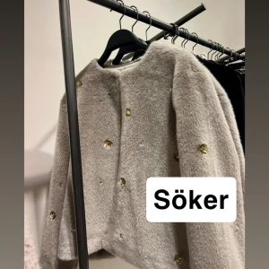 Söker Zara jacka - SÖKER! Pålsjacka från zara med gulddetaljer från förra året. Alla storlekar är intressanta