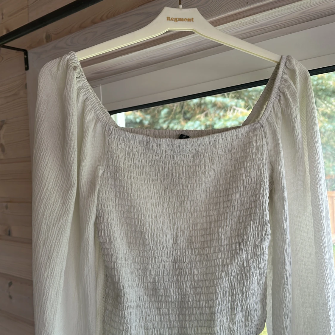 Vit smockad blus med volangärm - 2