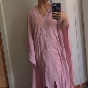 Abaya - Säljer en jättefin abaya som är använd endast en gång, dom är köpa från Shein!🫶🏻 kan passa folk som har storlek M också då den är ganska stor i modellen. 