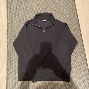 Grå half zip fleece från Zara - Grå långärmad fleece-tröja från Zara med halv dragkedja och hög krage. Mjuk insida och enkel, stilren design som passar perfekt till kyliga dagar. Oversized fit för en avslappnad look. Skriv vid fler frågor!