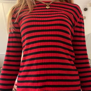 Randig röd och svart tröja Hennes - Röd och svart ribbad långärmad tröja från Hennes (H&M). Endast använd 1-2 gånger och säljer för att den är lite för kort i ärmarna! Storleken är M men skulle säga att den är mer åt xs/s i storleken!❤️