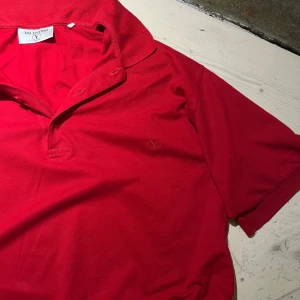 Röd pikétröja från Valentino - Säljer en pikétröja från valentino som är använd endast 2 gånger och är i perfekt skick     Nypris 5000kr.                                                             Storlek M-L   Large för perfekt passform och medium för lite oversized