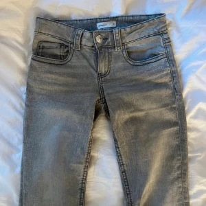 Jeans - Super snygga ljusgrå low waist bootcut jeans från Gina Tricot. Säljer då dem inte kommer till användning och dem är bara använda några gånger.🩶🩶Storlek 36, men jag har spretat upp benen så dem passar mig som är rum 170cm🩶skriv vid fler frågor eller bilder🩶
