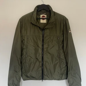 Colmar Windbreaker - Säljer denna vindjacka från Colmar. Jackan är i fint skick utan defekter! Storleken är 50 vilket motsvarar M. Kan antingen frakta eller mötas upp i Täby. Hör av er vid frågor.