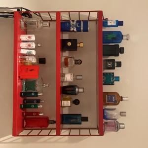 Säljer/Byter Parfymer. Skriv vid intresse. - Stor samling parfymer från märken som Hugo Boss, Ralph Lauren Polo, Giorgio Armani, Tommy Hilfiger och L'Occitane. Flera flaskor i blått, svart, grönt, rött och transparent glas. Både klassiska och moderna dofter, flaskor i olika former och storlekar – vissa med metallkork och detaljer.