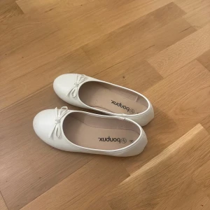 Vita ballerinaskor med rosett från Bonprix - Snygga vita ballerinaskor från bonprix med en söt rosettdetalj framtill🤍🤍