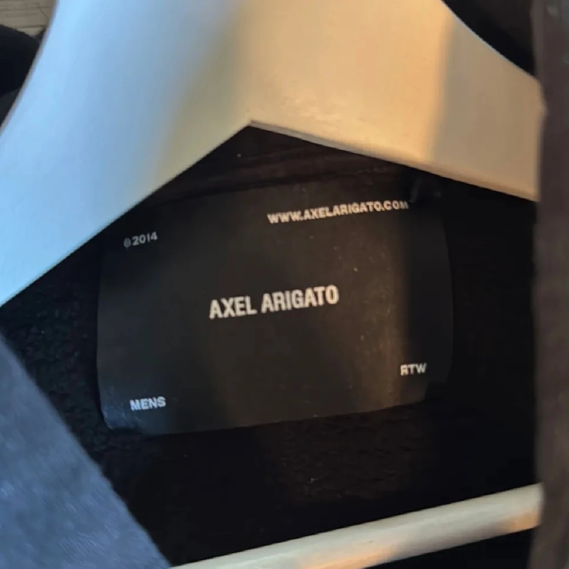 Svart hoodie från Axel Arigato - 1