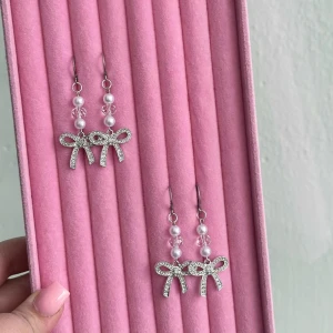 Rosett örhängen  -  Nickelfria delvis rostfria🥰