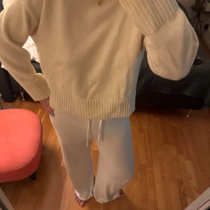 Beige stickad tröja  - Beige/cremefärgad stickad tröja från HM. Aldrig använd