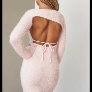 Klänning från NA-KD X Hanna Schönberg - Säljer denna supersnygga och mysiga klänning från Hanna Schönbergs kollektion med Nakd. Sällan använd och i bra skick. 