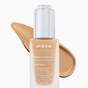 CAIA Dewy Drops 30W - Helt ny oöppnad. Foundation från CAIA i nyansen 30W med dewy finish. Kommer i en frostad glasflaska med silvrig pump. Innehåller vitamin E och glycerin för återfuktning och lyster. Perfekt för dig som vill ha en naturlig, fräsch look med lätt täckning.