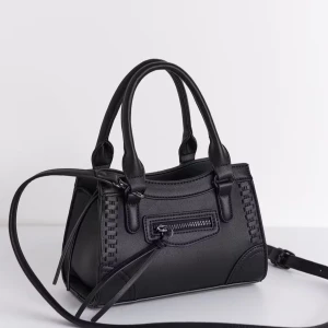 Svart handväska i skinnimitation - Stilren svart handväska i skinnimitation med både handtag och avtagbar axelrem. Väskan har dekorativa sömmar, flätade detaljer på sidorna och en dragkedja framtill. Perfekt storlek för det viktigaste och snygg att bära till alla outfits.