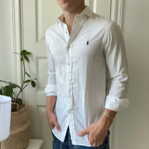 Ralph Lauren skjorta vit 14 1/2 32/33 - Ralph Lauren skjorta vit 14 1/2 32/33 , inga större defekter, lite missfärgad omkring kragen, skulle gissa från solkräm.  Modellen är 180,75 kg och bär 14 1/2 32/33. 🫶