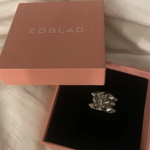 Silvrig ring med nitar från Edblad - Fin ring från Edblad som knappt är använd, inga tecken på användning💕Ringen har en bred design med flera konformade nitar som ger en edgy och unik look💕 kan gå ner i pris vid snabb affär💕nypris 399kr
