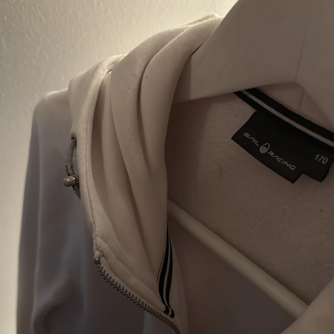 Vit hoodie från Sail Racing med dragkedja - 1