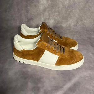 Valentino Garavani flycrew  - Snygga och unika flycrew i färgen brun. Skick 9/10 inga defekter alla nitar kvar. Storlek 42 sitter 42-43. Inget og