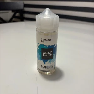 Abstract E-Liquid Sour Blue Raspberry Ice 100ml - Abstract E-Liquid Sour Blue Raspberry Ice, 100ml flaska med 70/30 VG/PG och 0 mg nikotin. Flaskan ser ut att vara i nyskick utan synliga skador eller slitage. Perfekt för dig som söker en fräsch och syrlig smakupplevelse till din e-cigarett.