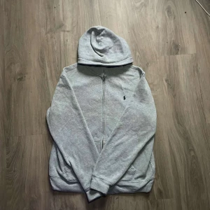 Ralph lauren zip hoodie - Ralph lauren zip hoodie Xl i barn så den är ungefär 170 den är jättebra skick! 9/10 Och väldigt snygg säljer billigt