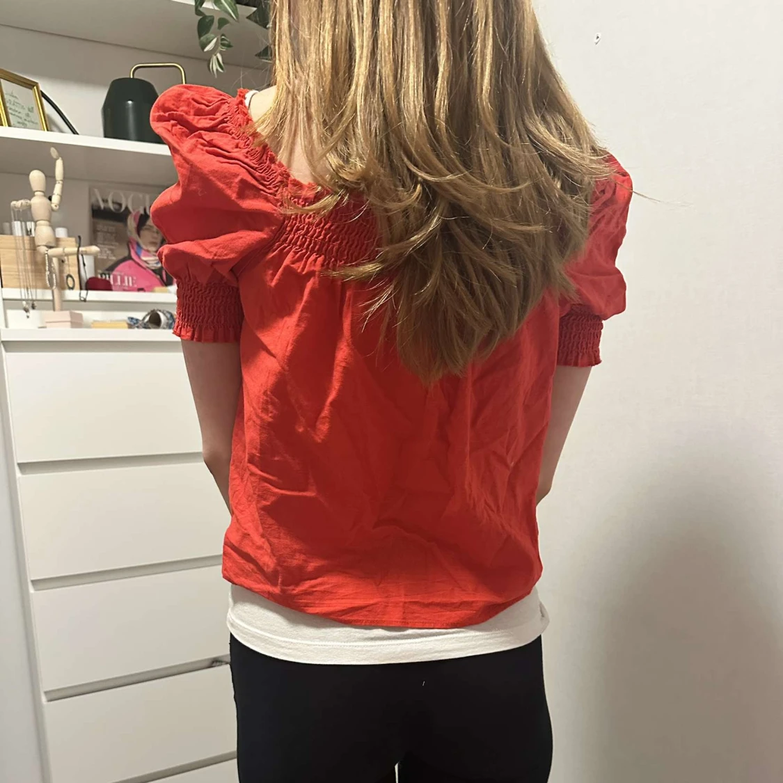 Röd blus med puffärmar och knut