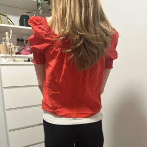 Röd blus med puffärmar och knut - Röd gullig blus med puffiga ärmar