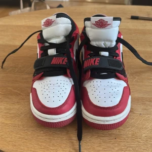 Nike Air Jordan Legacy 312 Low Chicago  Storlek 37,5 - Ikoniska Nike Air Jordan Legacy 312 Low i klassiska Chicago-färgerna (röd,  vit & svart). En unik hybridmodell som kombinerar detaljer från Air Jordan 1, Air Jordan 3 och Nike Air Alpha Force  vilket gör den både stilren och väldigt bekväm. 
