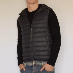 Massimo Dutti väst  - MASSIMO DUTTI VÄST MED LUVA  Storlek : S  Passform : Normal  Användning : Västen är i ett väldigt fint skick utan defekter  Nypris : Cirka 1200SEK  Modellen på bilden är 182CM och väger 79KG