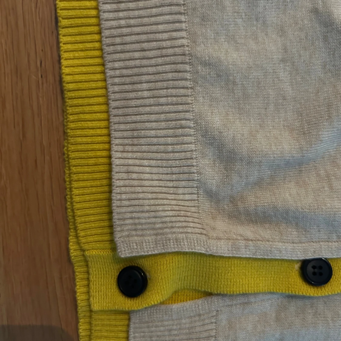 Beige kofta med gula detaljer - 3