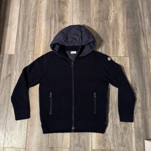 Moncler cardigan - Säljer denna riktigt sälsynta cardiganen i dunder skick~ riktigt svåra att få tag på~stlk m~ färgen navy~ skön nu till kylligare dagar~vid funderingar är det bara att skriva💯