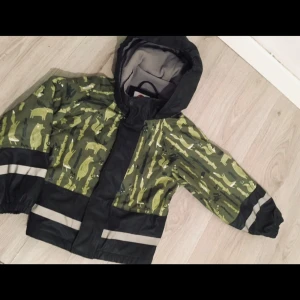 Fodrad regnjacka från PAX 110/116 -   PAX Jackan har huva och mjukt fleecefoder på insidan för extra komfort. 