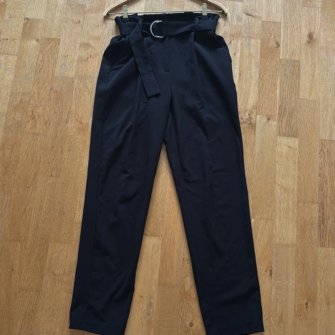 Svarta kostymbyxor med bälte