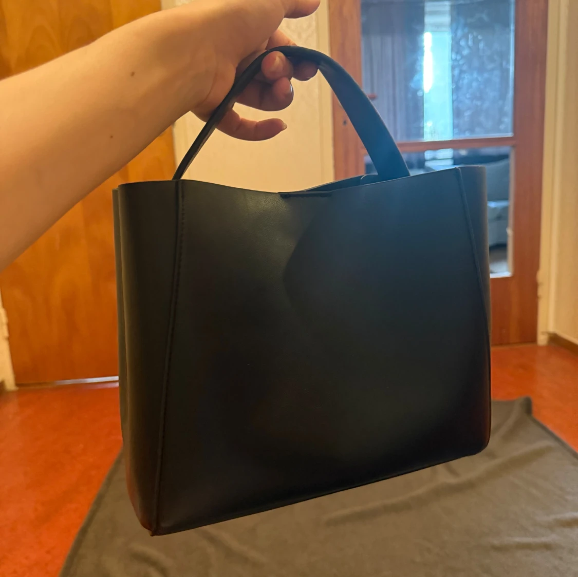 Svart handväska från Gina Tricot