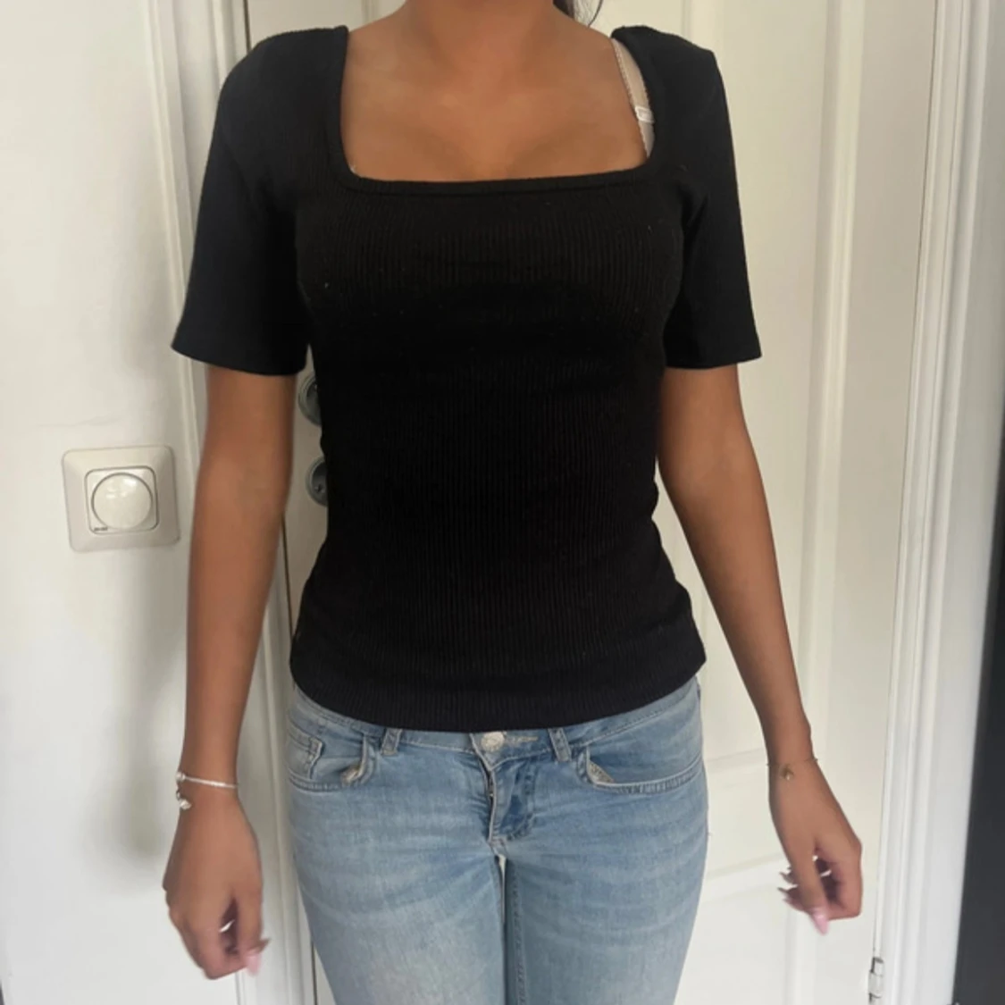 Svart ribbad topp med fyrkantig ringning - 1