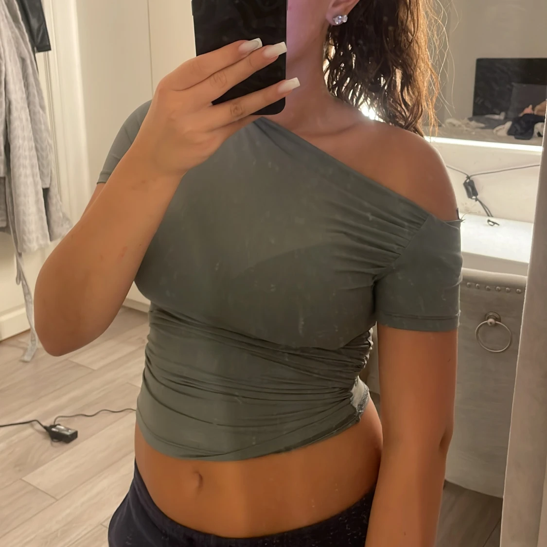 Grå offshoulder croppad topp