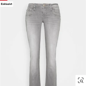 Super fina jeans från LTB - Strl: 28/34 dom är i bra skick men är slitna längst nere men inget man tänker på💕 hör av er om ni har frågor, svarar gärna