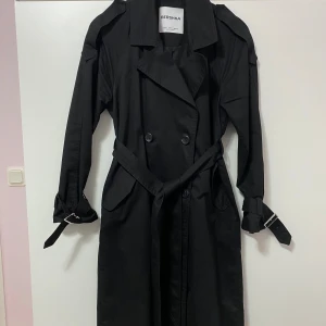 Svart trenchcoat från Bershka - Är i storlek S, inga deffekter💓 pris går att diskuteras !!