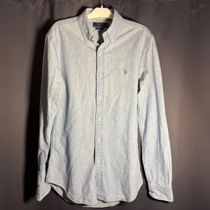 Ralph Lauren Skjorta - Tja, säljer en Ralph Lauren skjorta. Storlek M. Skick 9/10. Nypris 1300, mitt pris 329 men kan diskuteras vid intresse. Hör av dig vid frågor o funderingar!