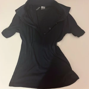 Mörkblå topp från H&M XS - Använt 1 gång, genomskinlig.