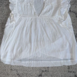 Vit blus  - Jag säljer en vit blus från Ginatricot, säljer den för att det är inte riktigt min stil. Har använt 2-3 gånger, blusen är i bra skick. Storlek 170.💗💗