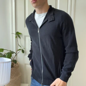 Massimo dutti full zip / cardigan L svart  - Massimo dutti full zip / cardigan L svart , inga defekter! Modellen är 180,75 kg och passar honom lite stort.🫶