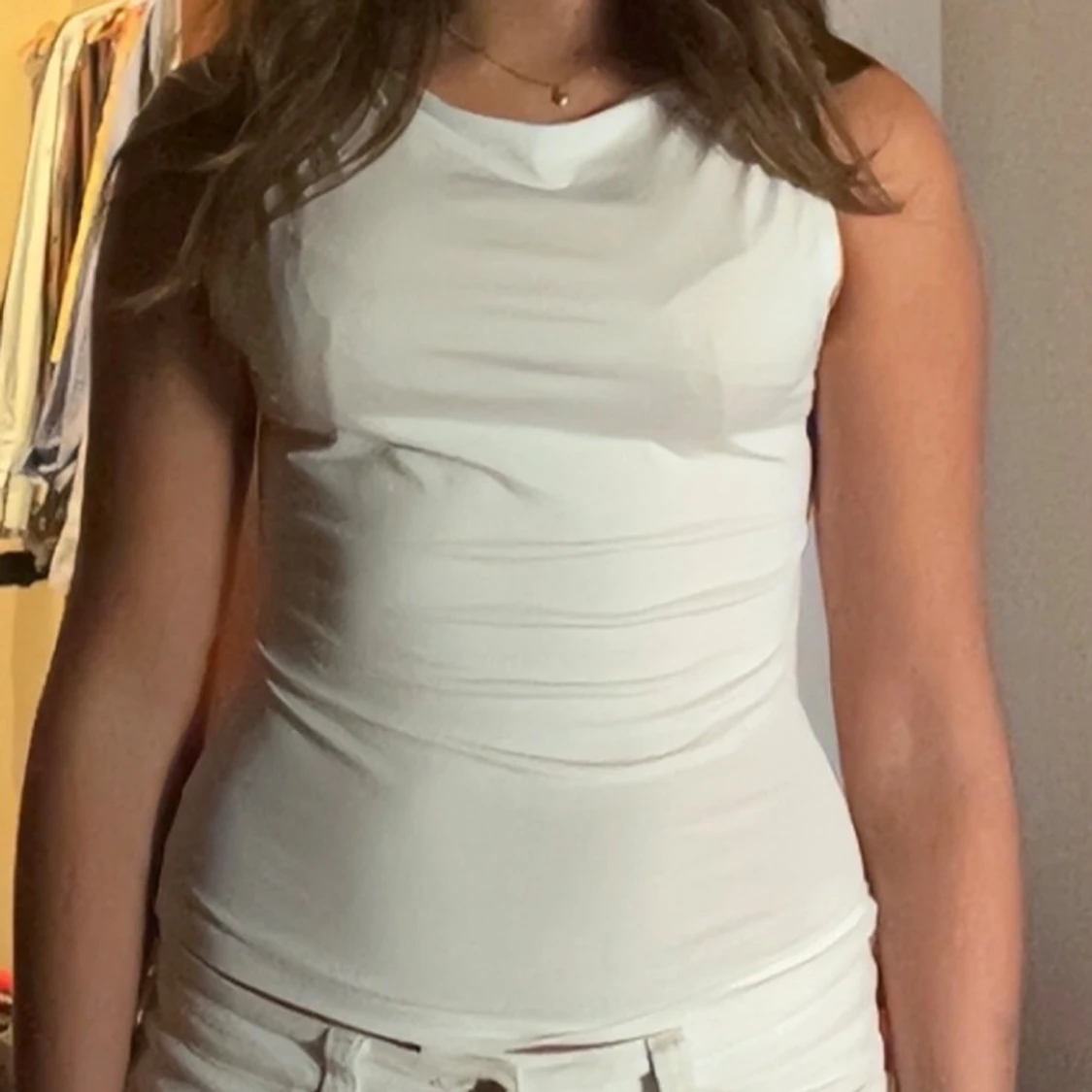 Vit ärmlös linnetopp