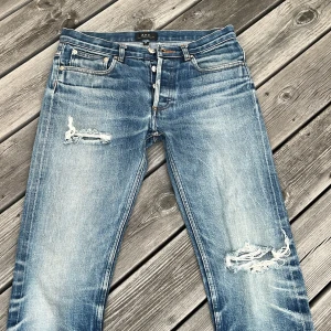 APC Jeans - Säljer dessa sjukt snygga apc petit new standard selvedge jeans. Skicket är bra, några revor finns som jag visar på bilderna. Storlek w29. Bara att höra av sig vid frågor!