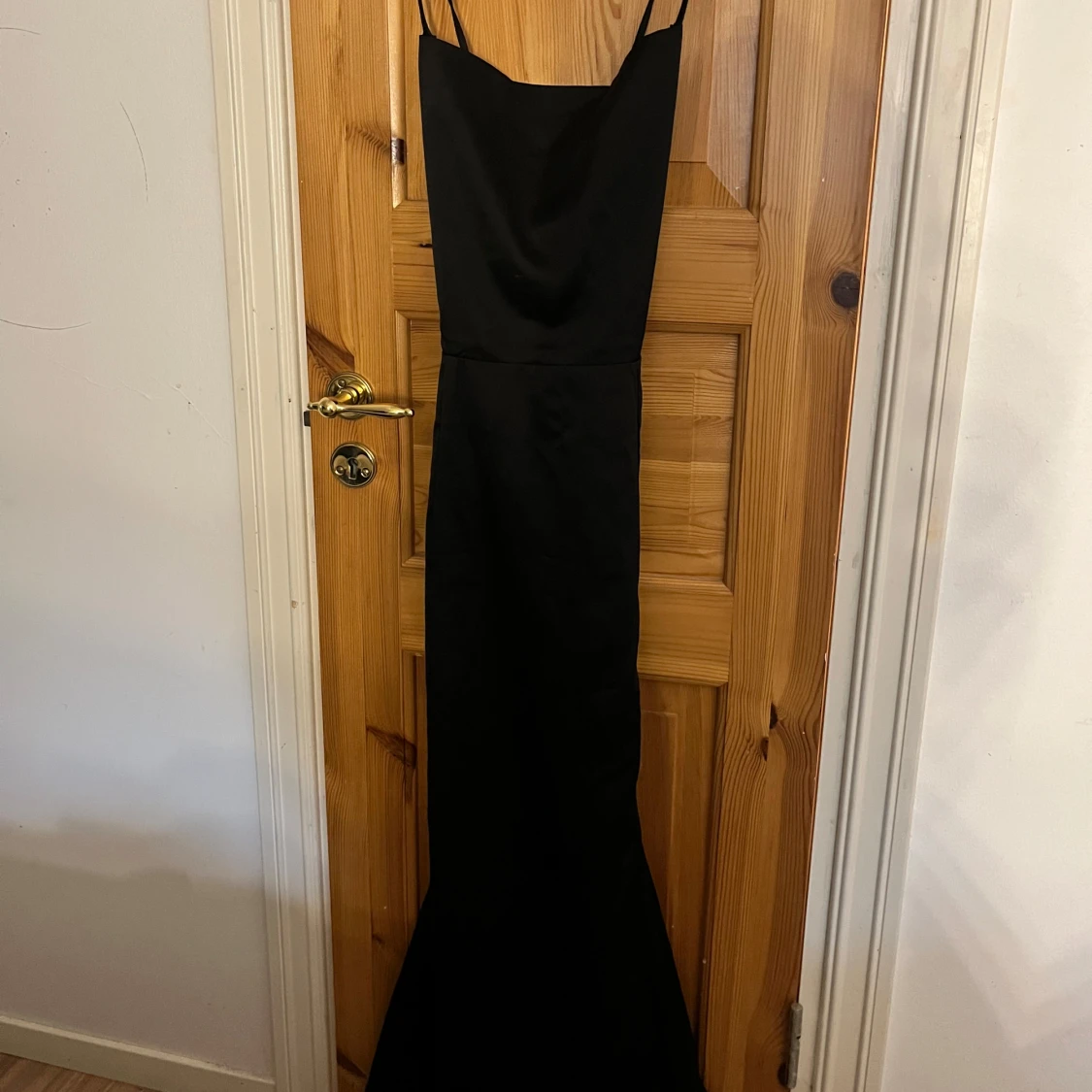 Svart långklänning med slits och öppen rygg med snöre - 1