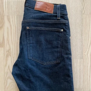 Tiger Of Sweden 31/32 - Säljer nu ett par Tiger Of Sweden jeans i ett riktigt bra skick i strl 31/32! Riktigt snygga och stilrena jeans som man kan ha till vardags! Model-IGGY Nypris-1199kr