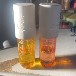 Sol de Janeiro Brazilian Crush duo - Två Sol de Janeiro Brazilian Crush Cheirosa body mists: 62 med pistage & salt karamell i gul flaska och 40 med black amber plum & vaniljträ i orange flaska. BÅDA INGÅR I kÖPEt. Perfekt för dig som älskar söta och fruktiga dofter.