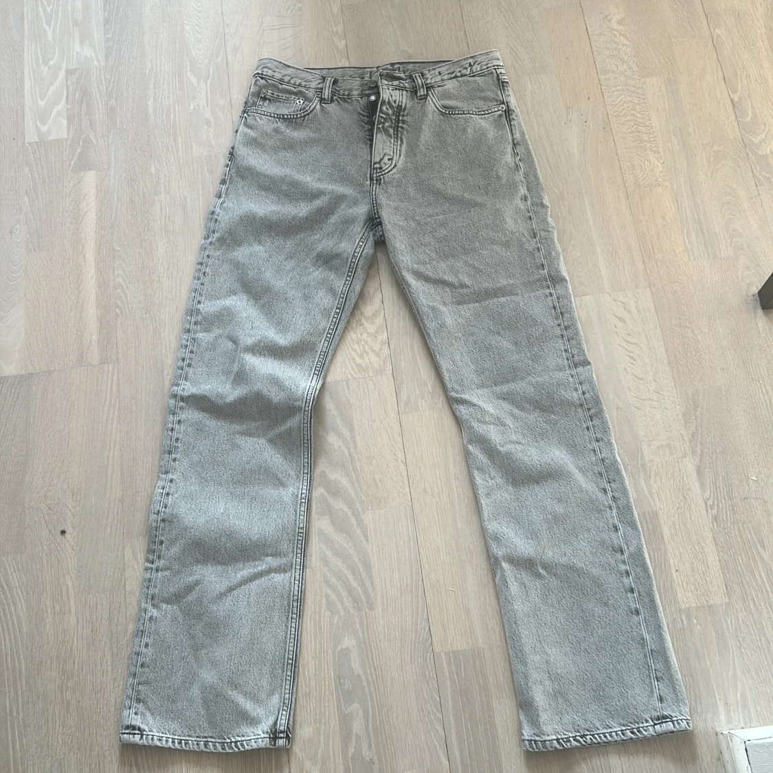 Grå raka jeans från HOPE, strl 29