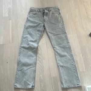 Grå raka jeans från HOPE, strl 29 - Snygga grå jeans från HOPE i modellen Rush Jeans. De har en rak passform med klassisk femficksdesign och normal midja. Jeansen är tillverkade i bomull och har en cool, tvättad look som passar perfekt till sneakers eller boots. ENDAST ANVÄNDA FÅTAL GÅNGER. 