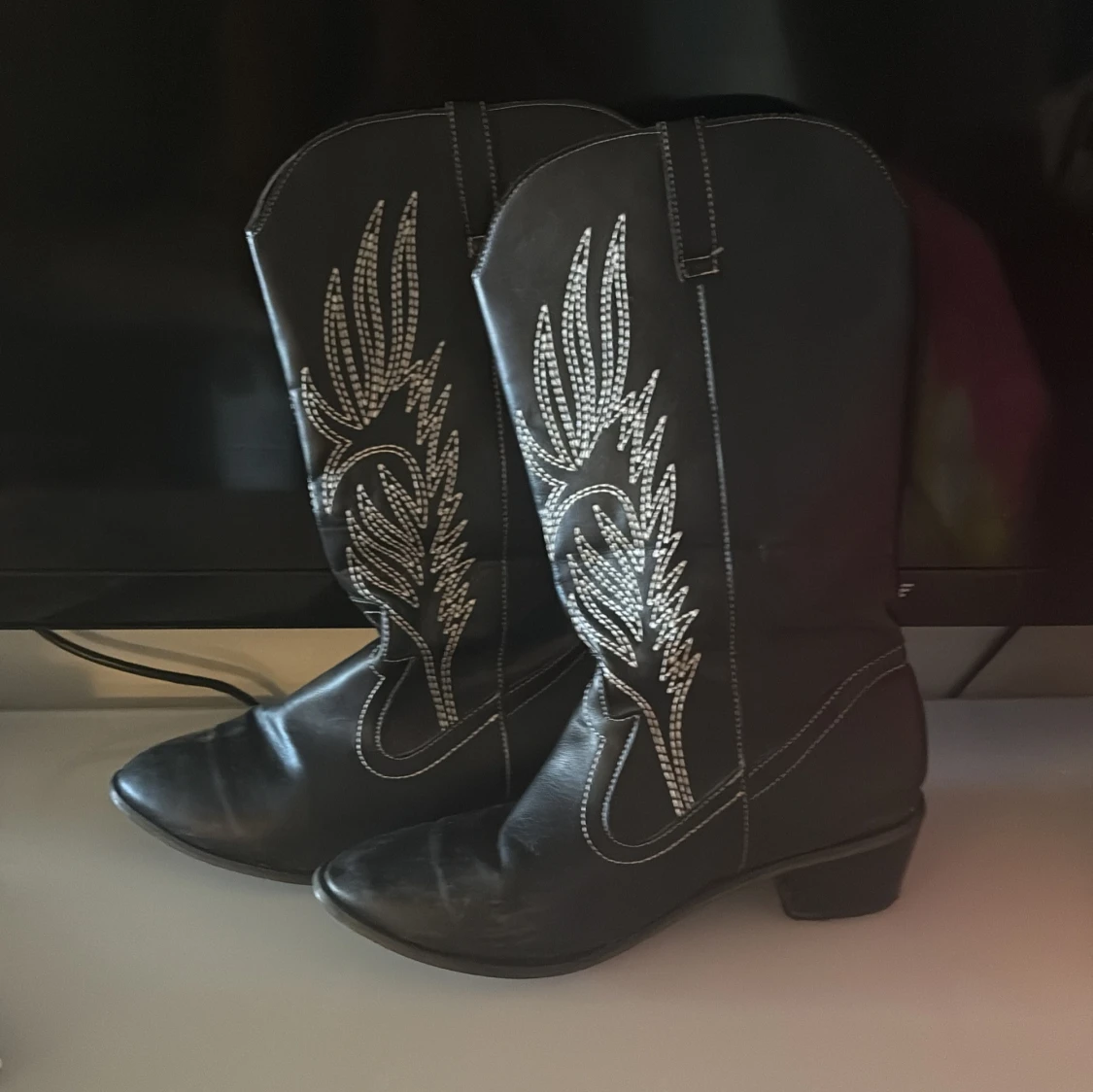 Svarta cowboy boots med mönster