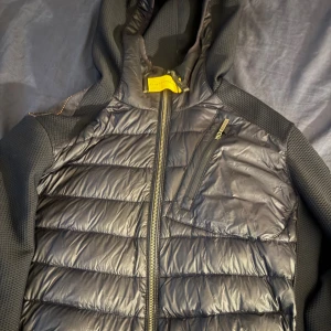 Para jumper jacka mörkblå - Har haft denna jackan länge o tycker om den jättemycket!! Men känner att jag behöver nåt nytt så därför säljs den, ända problemet me den är ärmarna längst ut så e de hål i båda ärmarna men förutom de inget problem me den.