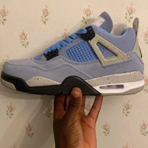 Nike Air Jordan 4 University Blue Storlek 42 - Helt nya och 100% värt. original pris i butik: 5990kr (pris kan diskuteras) !!GRATIS SHIPPING!!
